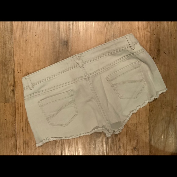 Woman’s shorts - Picture 2 of 2